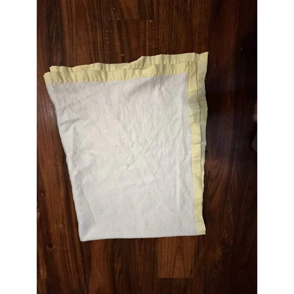 Vtg‎ Chatham Pale Yellow Acrylic Baby Crib Blanket Satin Trim Lovey 30 X 40 USA